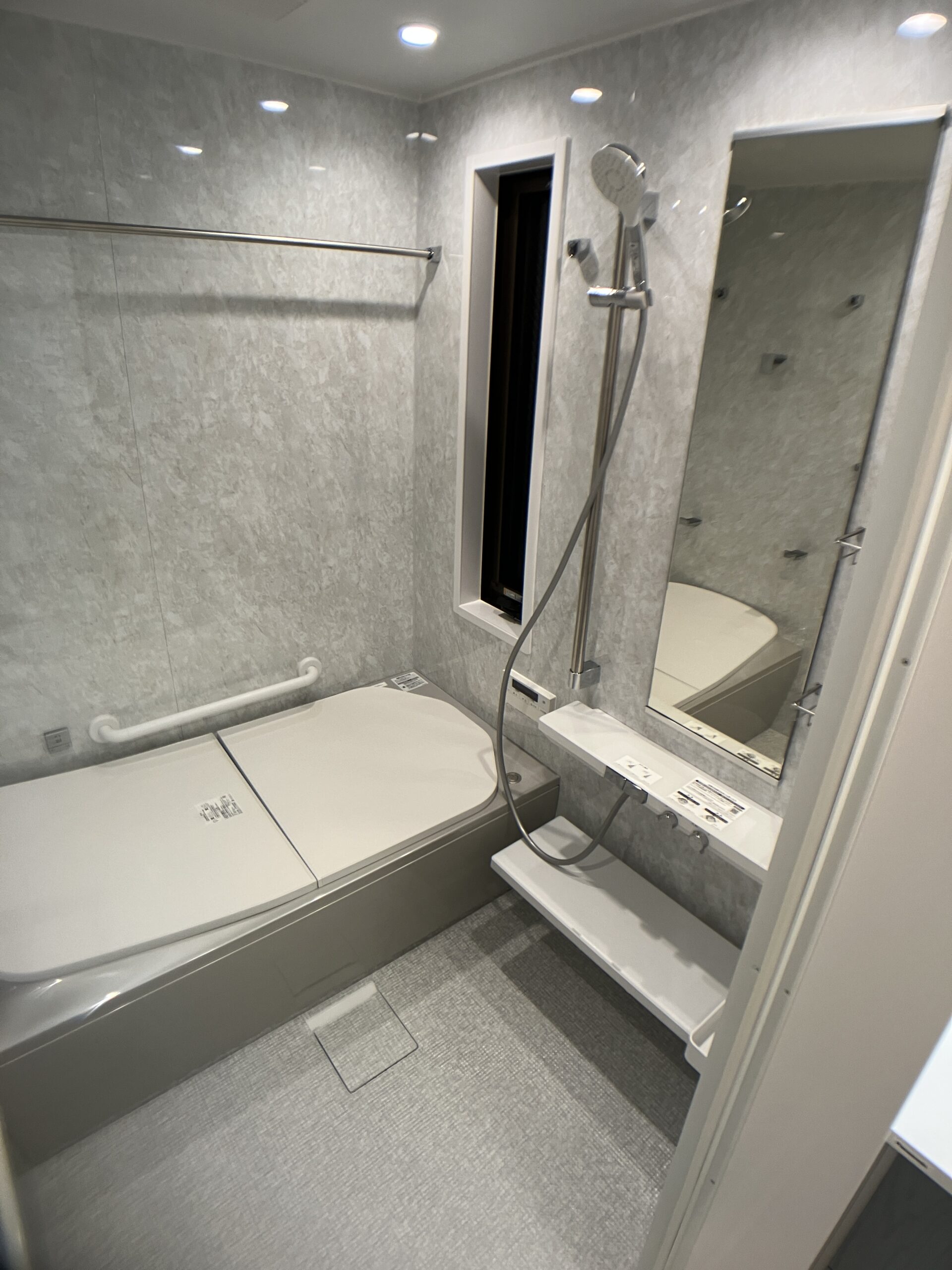 ペアガラスの窓に取替。温水式浴室暖房乾燥機新設。在来浴室からシステムバスへ。