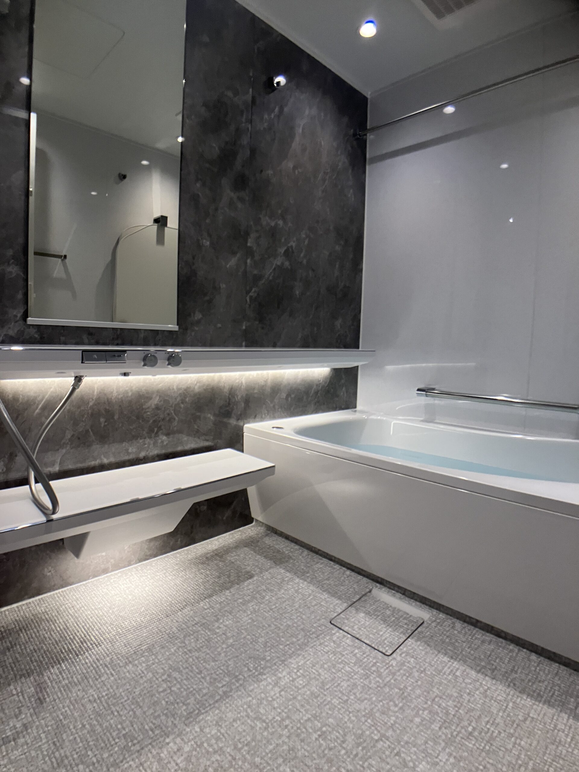 仕事で毎日遅くなり、入浴でホッと一息リラックスされるのが日課。TOTOのシンラを採用して、調光照明や肩湯・楽湯で癒しの空間を実現。（写真はもっと別のもあります。出先で作文があまり上手に書けなかったので加筆修正お願いします。）