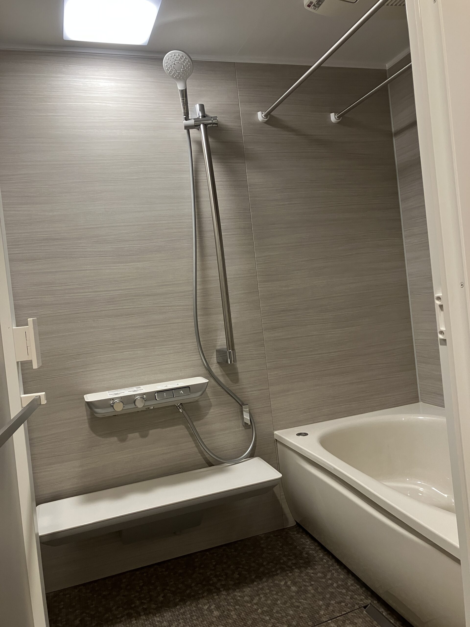 TOTOユニットバスのきれい除菌水を使った床ワイパー機能をご提案したところ、お掃除が楽になるならと気に入っていただき、ご採用となりました。