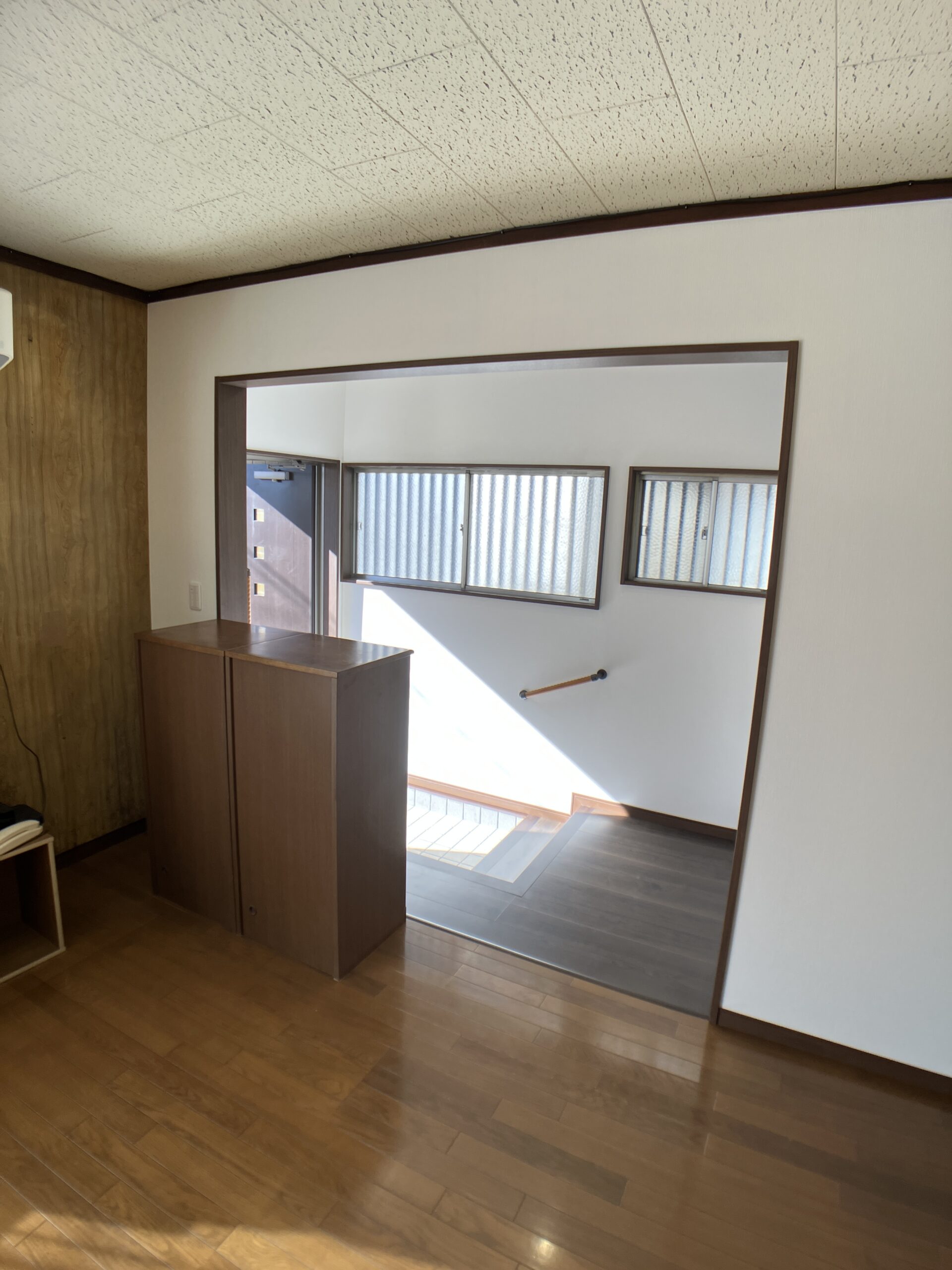 間仕切りを開口、下駄箱を解体し位置替えする事により広くしました。